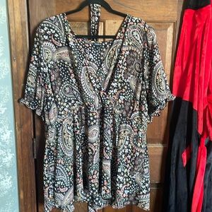 Short sleeve v neck too torrid size 4